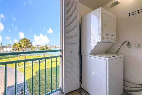 Condo in Treasure Island, Florida, 3 bedrooms  № 2100111 - photo 22