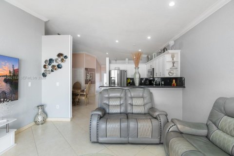 Casa en venta en Hialeah, Florida, 4 dormitorios, 153.57 m2 № 2062228 - foto 6