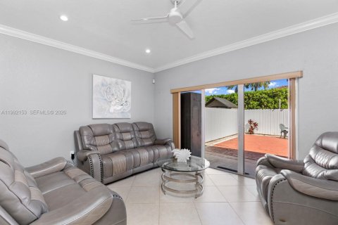 Casa en venta en Hialeah, Florida, 4 dormitorios, 153.57 m2 № 2062228 - foto 5