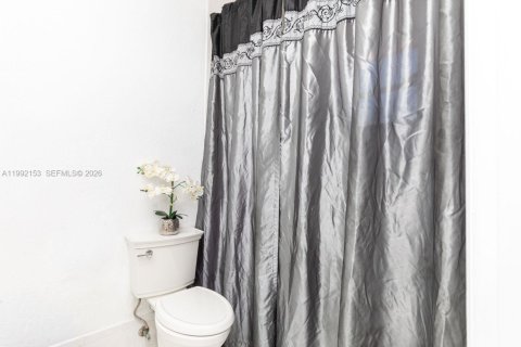 Casa en venta en Hialeah, Florida, 4 dormitorios, 153.57 m2 № 2062228 - foto 14