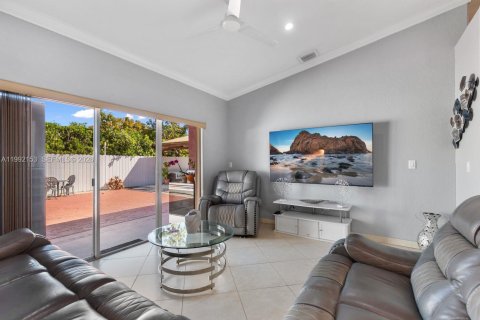 Casa en venta en Hialeah, Florida, 4 dormitorios, 153.57 m2 № 2062228 - foto 8