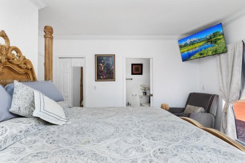 Casa en venta en Hialeah, Florida, 4 dormitorios, 153.57 m2 № 2062228 - foto 12