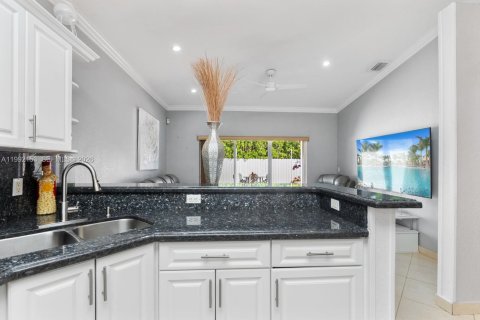 Casa en venta en Hialeah, Florida, 4 dormitorios, 153.57 m2 № 2062228 - foto 3