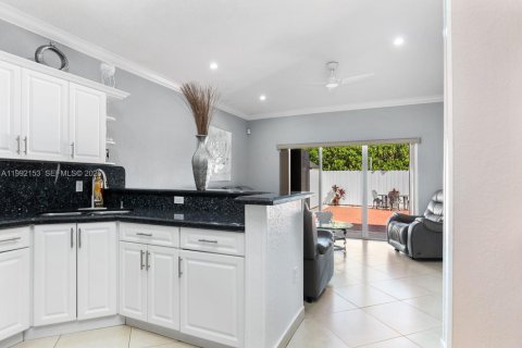 Casa en venta en Hialeah, Florida, 4 dormitorios, 153.57 m2 № 2062228 - foto 2