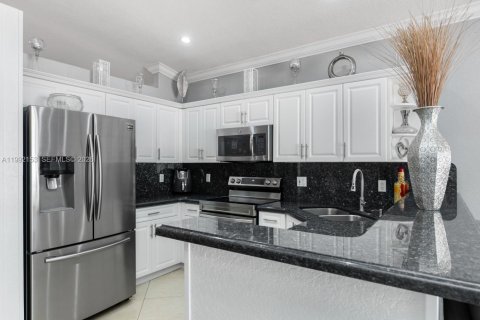 Casa en venta en Hialeah, Florida, 4 dormitorios, 153.57 m2 № 2062228 - foto 1