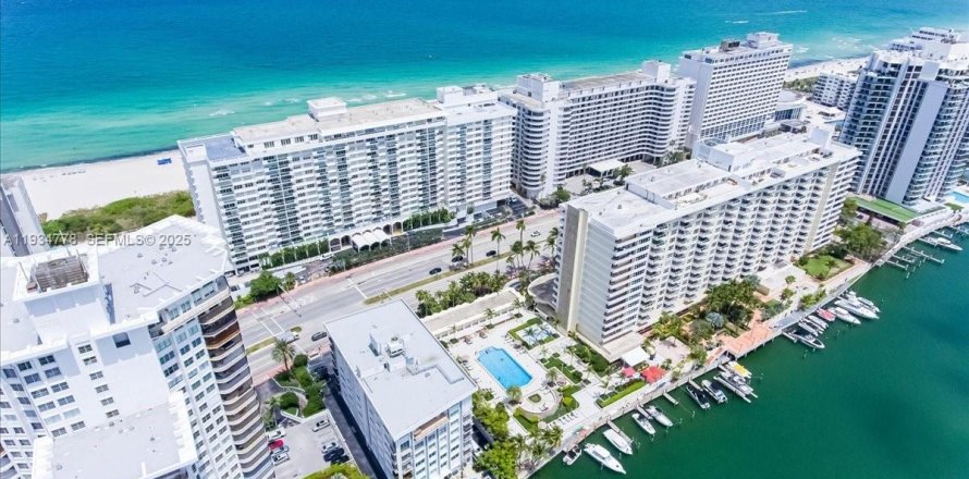Condominio en Miami Beach, Florida, 1 dormitorio  № 1993648