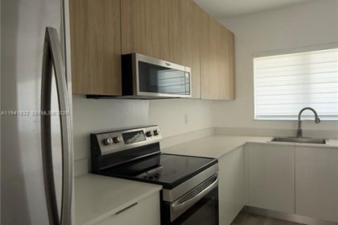 House in Miami, Florida 2 bedrooms, 202.25 sq.m. № 1998766 - photo 6