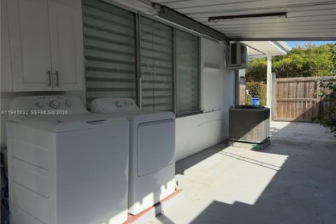 House in Miami, Florida 2 bedrooms, 202.25 sq.m. № 1998766 - photo 20