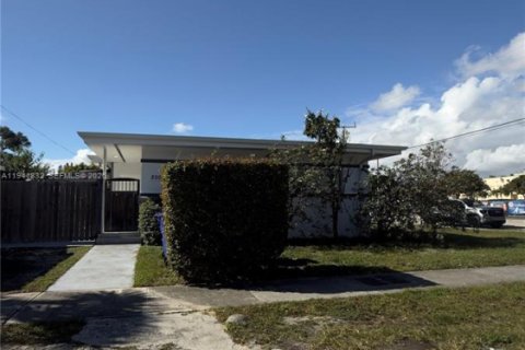 House in Miami, Florida 2 bedrooms, 202.25 sq.m. № 1998766