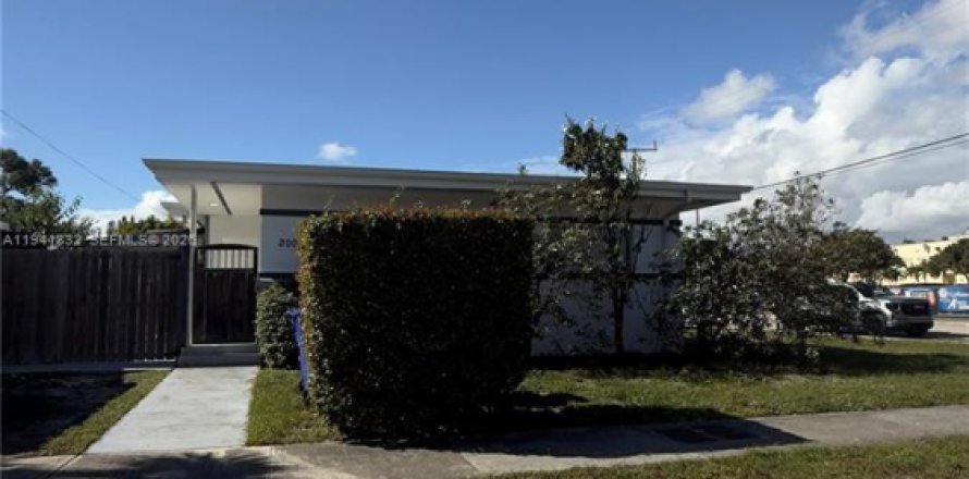 House in Miami, Florida 2 bedrooms, 202.25 sq.m. № 1998766