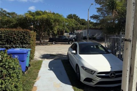 House in Miami, Florida 2 bedrooms, 202.25 sq.m. № 1998766 - photo 22