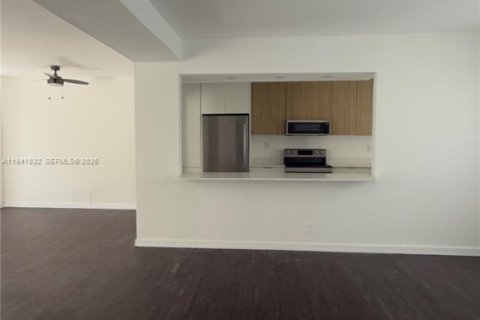 House in Miami, Florida 2 bedrooms, 202.25 sq.m. № 1998766 - photo 17