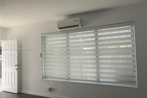 House in Miami, Florida 2 bedrooms, 202.25 sq.m. № 1998766 - photo 10