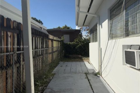 House in Miami, Florida 2 bedrooms, 202.25 sq.m. № 1998766 - photo 19