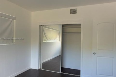 House in Miami, Florida 2 bedrooms, 202.25 sq.m. № 1998766 - photo 16