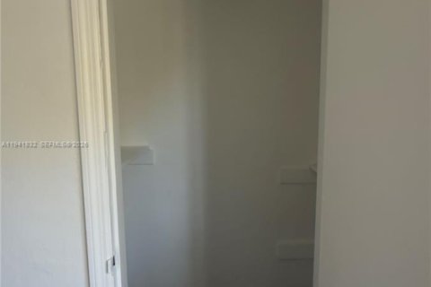 House in Miami, Florida 2 bedrooms, 202.25 sq.m. № 1998766 - photo 15