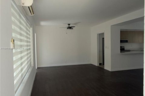 House in Miami, Florida 2 bedrooms, 202.25 sq.m. № 1998766 - photo 3