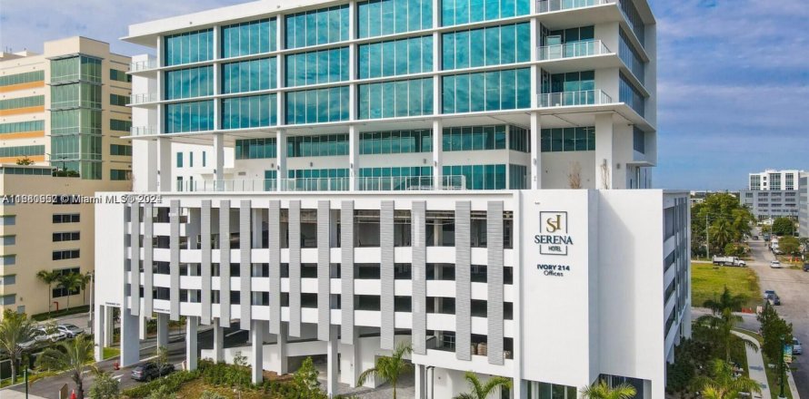 Commercial property in Aventura, Florida № 1859564