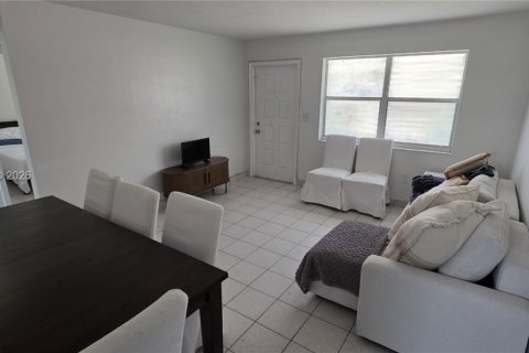 Снять в аренду квартиру в Хайалиа, Флорида 2 спальни, 425.49м2, № 2012032 - фото 3