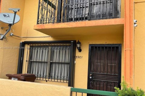 Townhouse in Hialeah, Florida 2 bedrooms, 106.84 sq.m. № 2031464 - photo 2