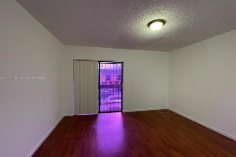 Townhouse in Hialeah, Florida 2 bedrooms, 106.84 sq.m. № 2031464 - photo 13