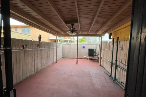 Townhouse in Hialeah, Florida 2 bedrooms, 106.84 sq.m. № 2031464 - photo 8