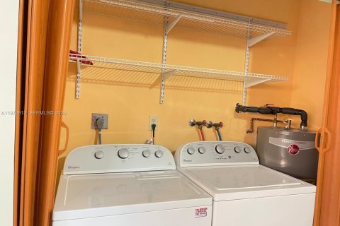 Townhouse in Hialeah, Florida 2 bedrooms, 106.84 sq.m. № 2031464 - photo 5