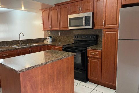 Townhouse in Hialeah, Florida 2 bedrooms, 106.84 sq.m. № 2031464 - photo 4