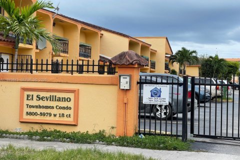 Townhouse in Hialeah, Florida 2 bedrooms, 106.84 sq.m. № 2031464 - photo 1