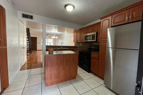 Townhouse in Hialeah, Florida 2 bedrooms, 106.84 sq.m. № 2031464 - photo 7