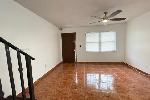Townhouse in Hialeah, Florida 2 bedrooms, 106.84 sq.m. № 2031464 - photo 11