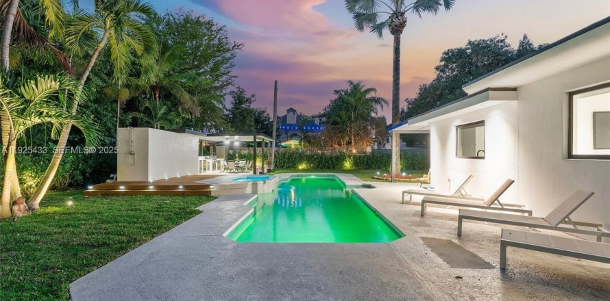 Casa en Miami, Florida 4 dormitorios, 191.38 m2 № 1984408