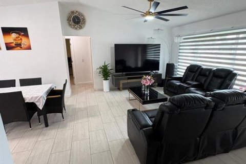 Villa ou maison à vendre à Cape Coral, Floride: 3 chambres, 114.36 m2 № 2398272 - photo 4