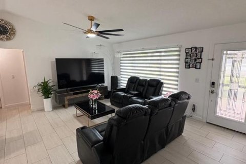 Villa ou maison à vendre à Cape Coral, Floride: 3 chambres, 114.36 m2 № 2398272 - photo 3