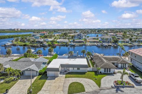 Casa en New Port Richey, Florida 4 dormitorios, 181.25 m2 № 2114937