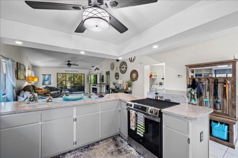 Condo in Weeki Wachee, Florida, 2 bedrooms  № 2195653 - photo 9