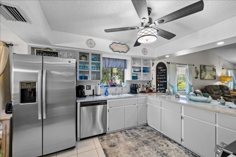 Condo in Weeki Wachee, Florida, 2 bedrooms  № 2195653 - photo 7