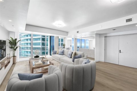 Condo in Hollywood, Florida, 3 bedrooms  № 1944498 - photo 1