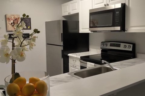 Copropriété à vendre à North Miami Beach, Floride: 1 chambre, 61.13 m2 № 2014744 - photo 2