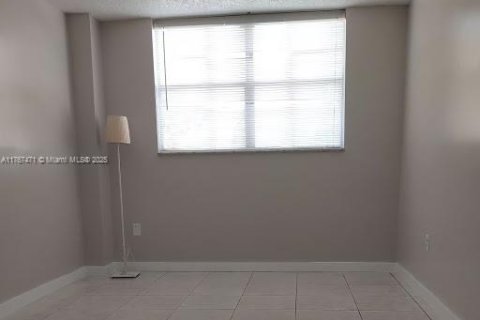 Copropriété à vendre à North Miami Beach, Floride: 1 chambre, 61.13 m2 № 2014744 - photo 12