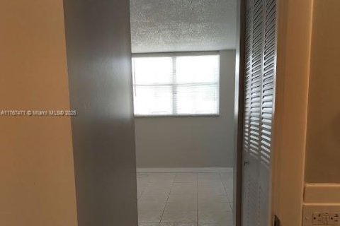 Copropriété à vendre à North Miami Beach, Floride: 1 chambre, 61.13 m2 № 2014744 - photo 11