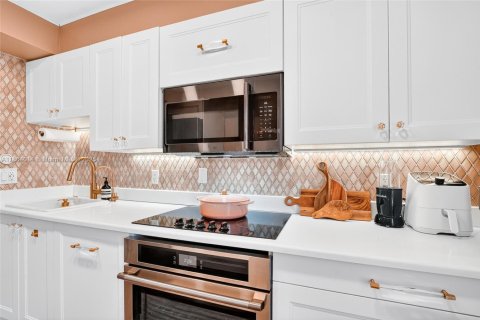 Condominio en venta en Miami Beach, Florida, 2 dormitorios, 81.57 m2 № 2034642 - foto 11