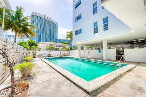Condominio en venta en Miami Beach, Florida, 2 dormitorios, 81.57 m2 № 2034642 - foto 29