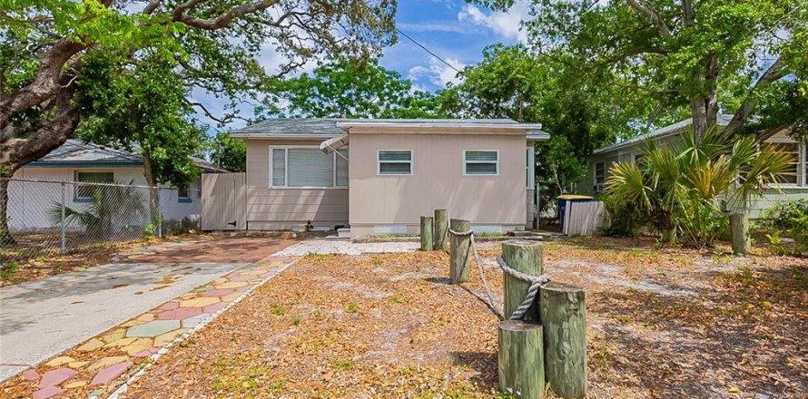 House in Clearwater, Florida 2 bedrooms, 76.18 sq.m. № 1670854