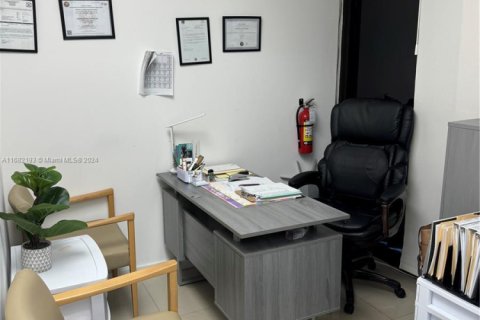 Commercial property in Hialeah, Florida № 1863974 - photo 1