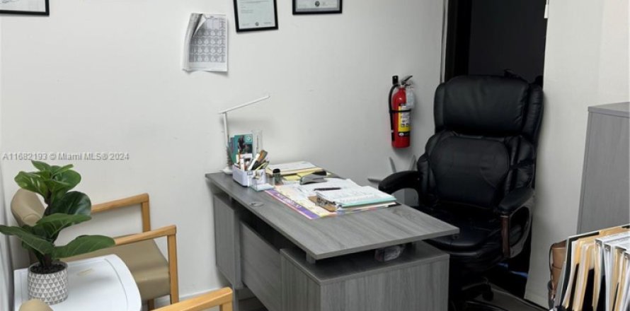 Commercial property in Hialeah, Florida № 1863974