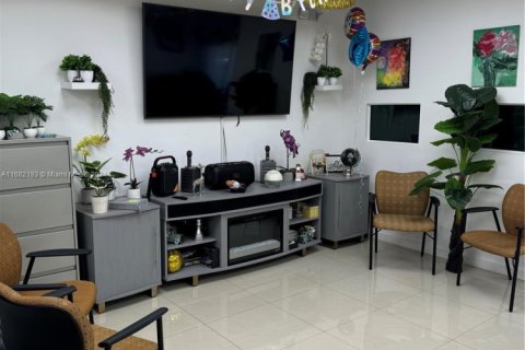 Commercial property in Hialeah, Florida № 1863974 - photo 2