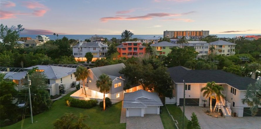 House in Sarasota, Florida 5 bedrooms, 297.75 sq.m. № 1893766