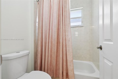 Casa en venta en Miramar, Florida, 6 dormitorios, 318.47 m2 № 1950711 - foto 20