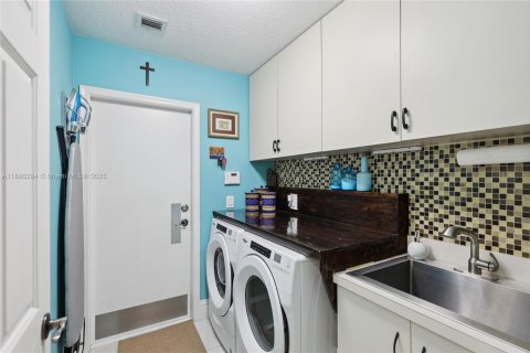 Casa en venta en Miramar, Florida, 6 dormitorios, 318.47 m2 № 1950711 - foto 26